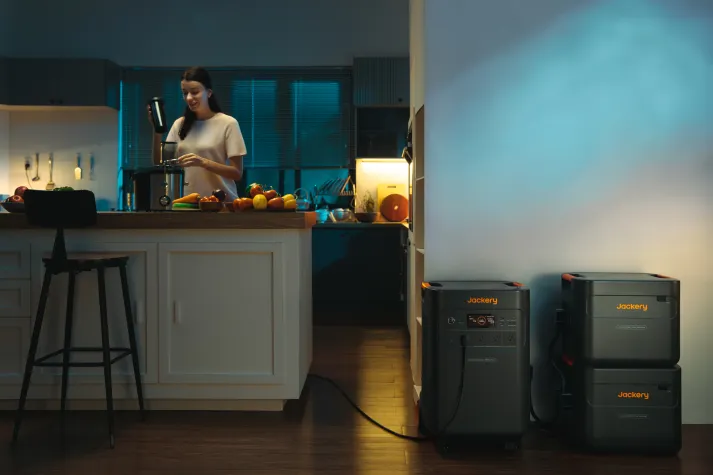 Bild: CES 2025: Jackery zeigt neues Heimspeichersystem E5000 Plus, mobiles Solarpanel und XBC Solardachziegel