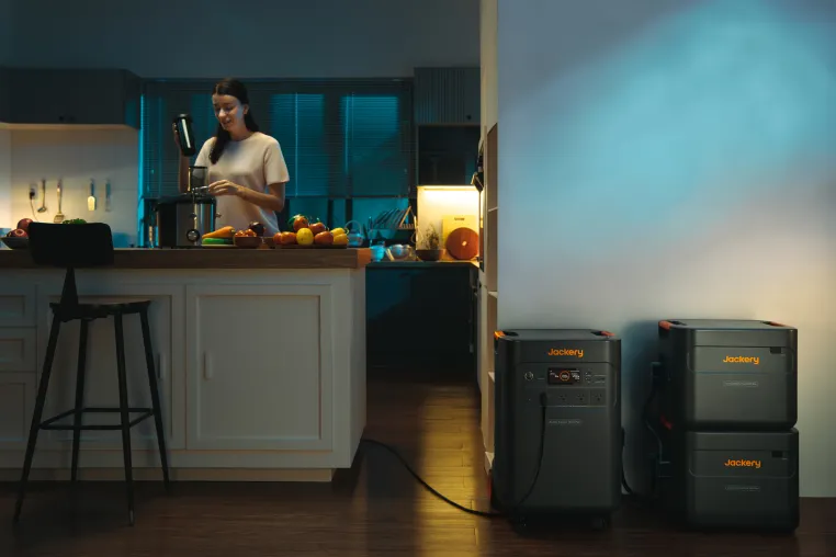 Bild: CES 2025: Jackery zeigt neues Heimspeichersystem E5000 Plus, mobiles Solarpanel und XBC Solardachziegel