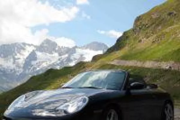 Bild: Porschefahrt über die Alpen im Herbst