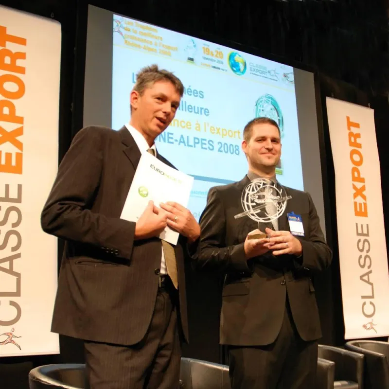 Geschäftsführer von Aktor Interactive François de Boutray (links) mit Rik Hülser, Manager des internationalen Teams, bei der Preisverleihung in Lyon.
