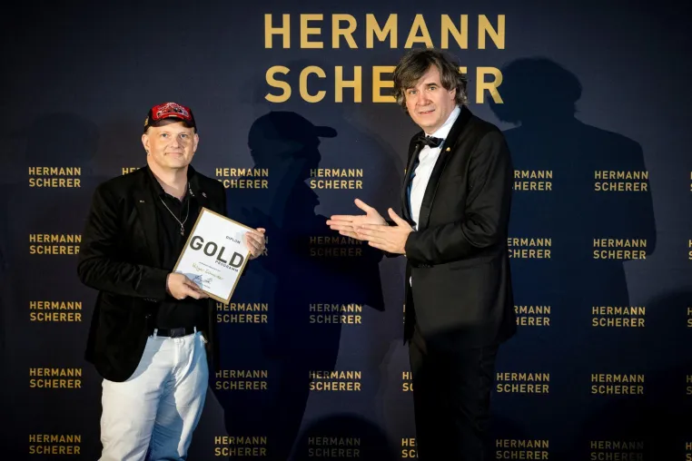 „Mit Informationen Brücken gebaut“ Hilger Schneider überzeugt beim 1. Internationalen Speaker Slam in Berlin Bild: „Mit Informationen Brücken gebaut“ Hilger Schneider überzeugt beim 1. Internationalen Speaker Slam in Berlin