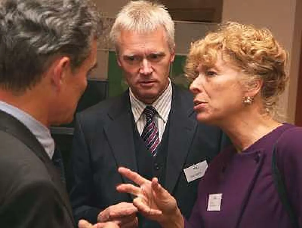 AKAD-Festakt in Stuttgart: Geschäftsführer Harald Melcher (Mitte) mit Ehrengast Prof. Dr. Gesine Schwan (rechts) (Foto: Klaus Damasko)