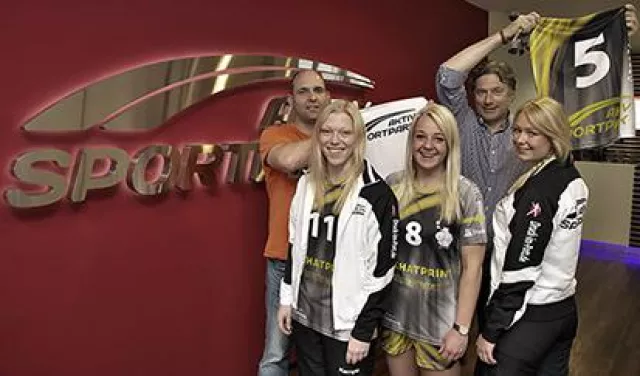 Bild: Aktiv-Sportpark Moers unterstützt regionalen Amateursport: Handballerinnen des VfB Homberg im neuen Outfit
