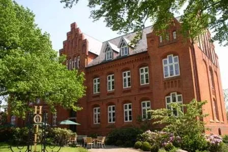 Bild: Genießer Hotel Altes Gymnasium erhält Leuchtturm - energie-effiziente Kunst