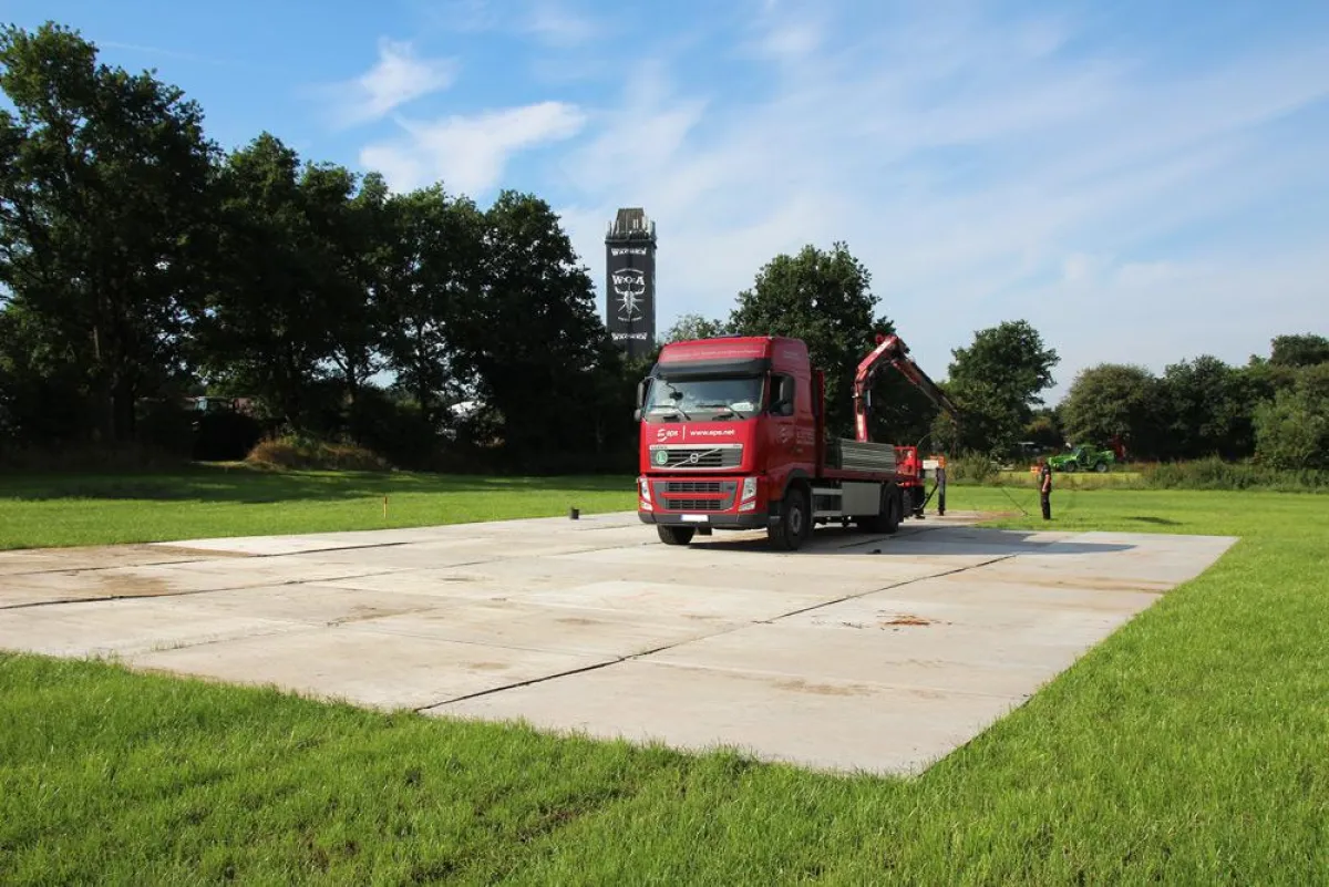 eps Bodenschutz und LKW vor Wacken-Tower
