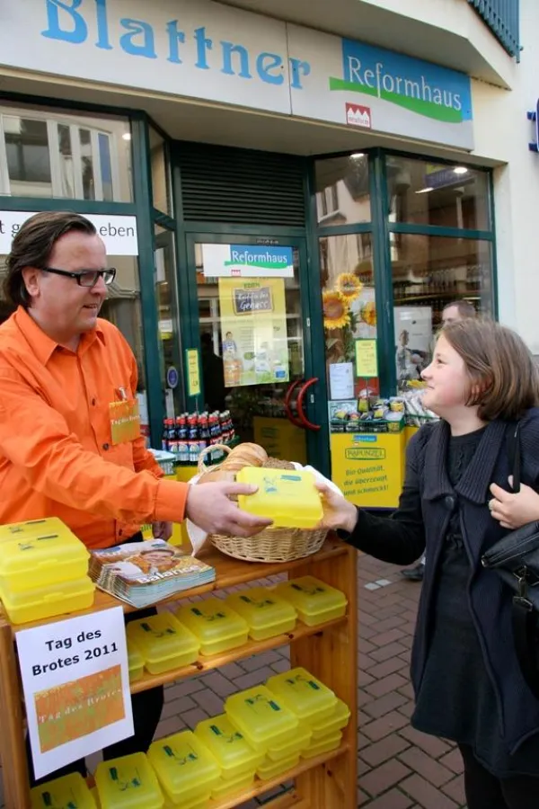 Verteilung Schulbrotdosen zum Tag des Brotes