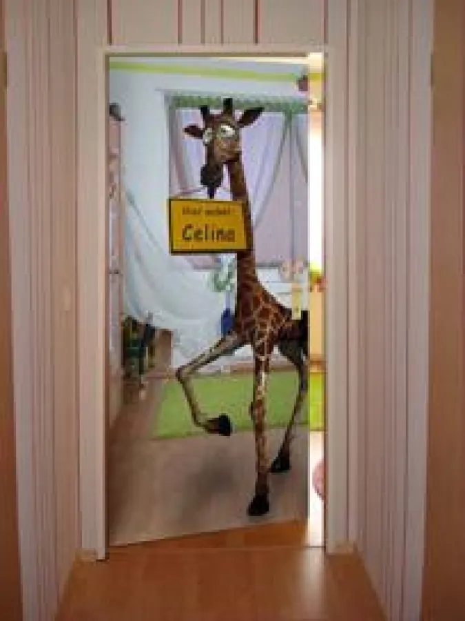 Individuelle Folie für eine Kinderzimmertür, die den Eindruck erweckt, man schaut direkt in das Zimmer hinein.