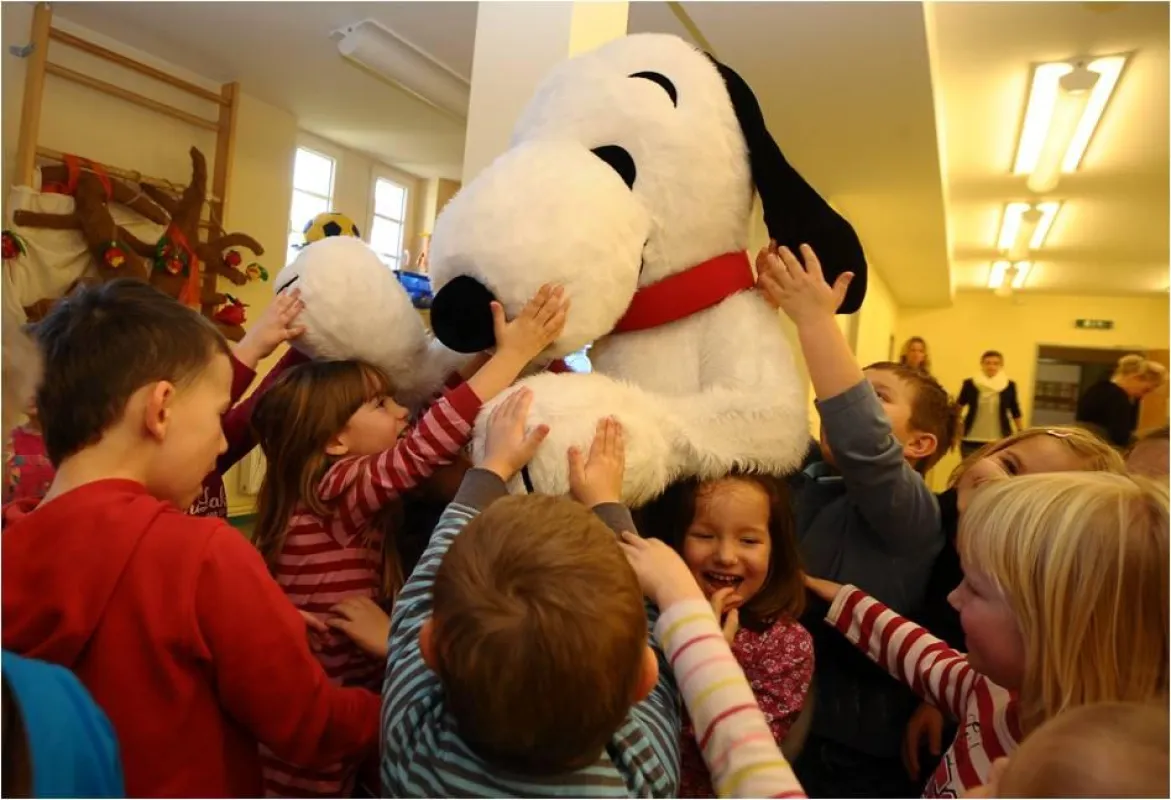 Snoopy bringt auf seiner Tour durch Deutschland für Kinder viel Freude und kleine Geschenke