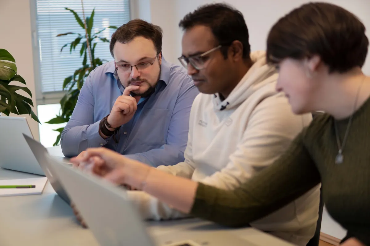 Link Innovation EntwicklerInnen bei der Zusammenarbeit (© Link Innovation )