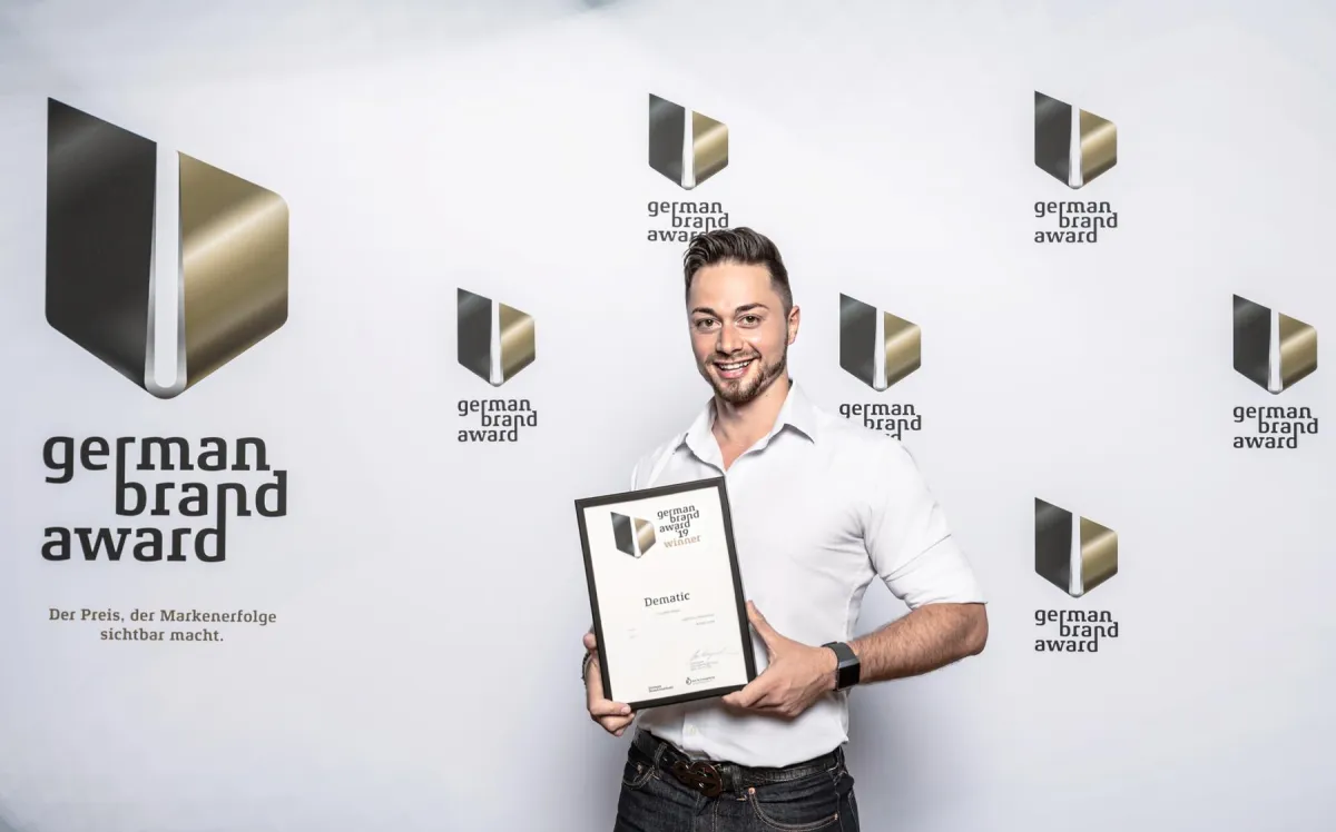 Dominic Fischer, Eventmarketing Manager bei Dematic, nahm den Award entegegen. (Foto: German Brand)