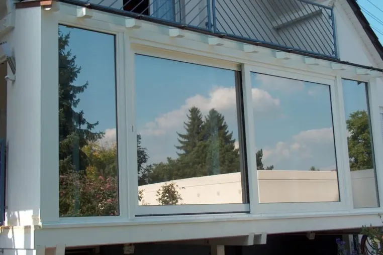 Sonnenschutzfolie bietet viele Vorteile. Besonders im Flachglasbereich ein effektiver Sonnenschutz Bild: Sonnenschutzfolie bietet viele Vorteile. Besonders im Flachglasbereich ein effektiver Sonnenschutz
