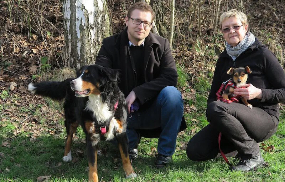 Dr. Michael Lesniak (Micromata) mit Hündin Fine und Petra Hollstein (Wau-Mau-Insel) mit Hund Yoda.