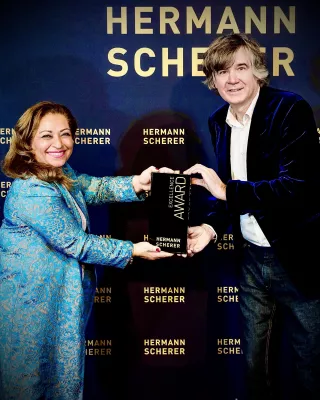 Bild: Hamburgerin Hasti B. Clausen holt den Speaker Slam Award nach Hause