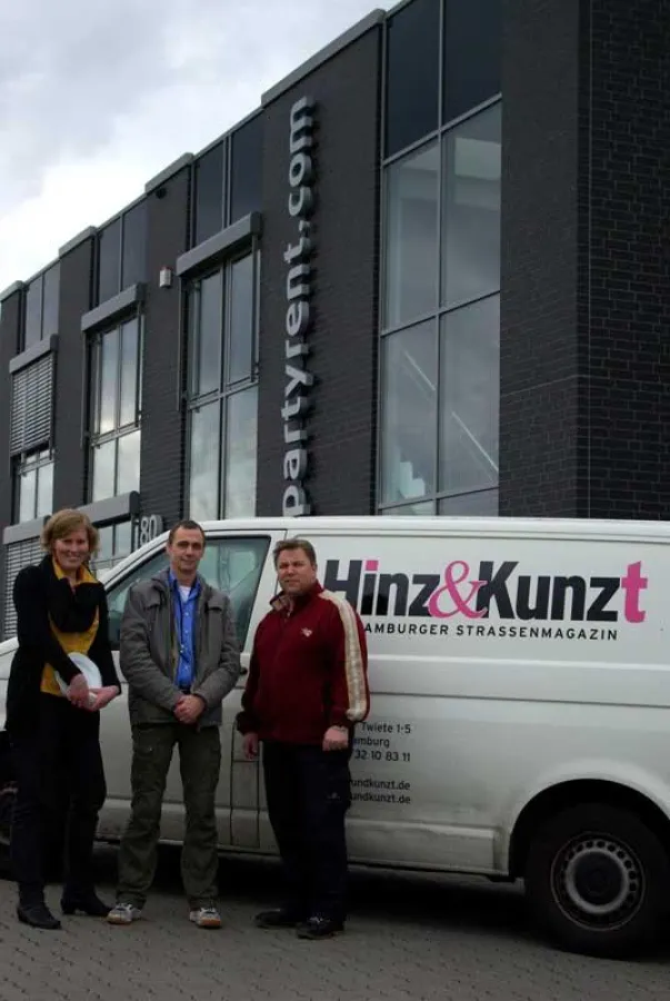 Party Rent Hamburg Vertriebsleiterin Nadine Schröder (li.) bei Spendenübergabe (Foto: Party Rent, fr