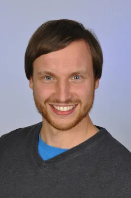 Bild: Tobias Jores erhält den Preis für Biochemie an der Universität Tübingen