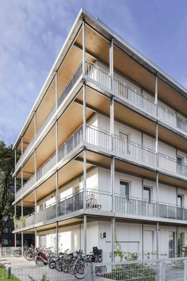 Gesunder viergeschossiger Holzbau von der ZMH-Manufaktur Bergmüller (Foto: Gabriel Büchelmeier)