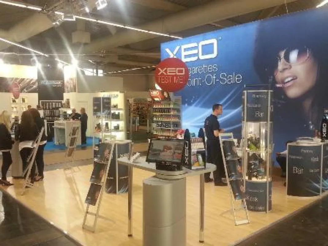 XEO Stand mit Messevitrine auf der Internationalen Tabakmesse