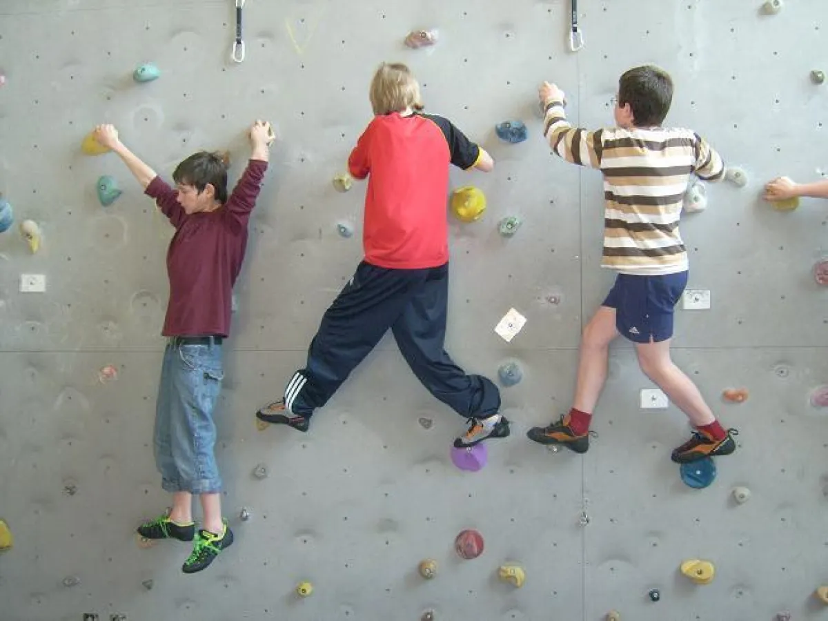 erste Erfahrungen an der Kletterwand