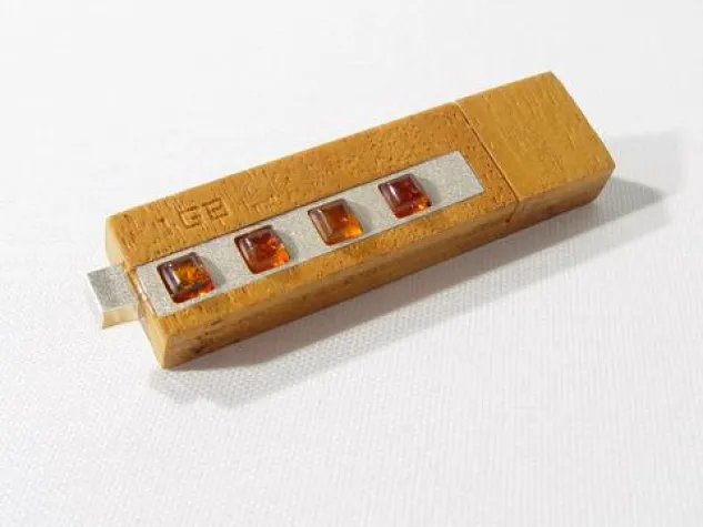 Bild: Bernstein und Edelholz statt Plastikoutfit - Der USB-Stick als neues Status-Symbol