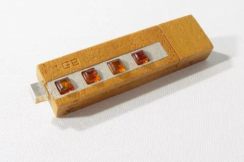 Bild: Bernstein und Edelholz statt Plastikoutfit - Der USB-Stick als neues Status-Symbol