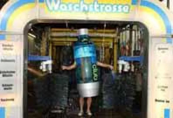 Neue Flaschen braucht das Land - PET war gestern, PEN ist heute Bild: Neue Flaschen braucht das Land - PET war gestern, PEN ist heute