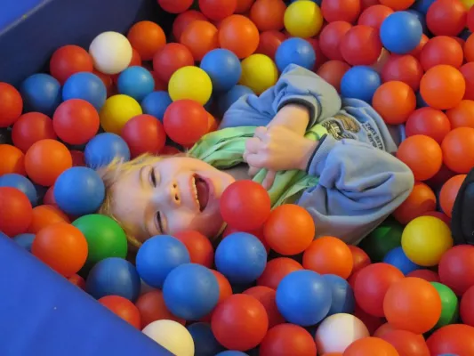 KINDERHAUS ZWERG NASE: Wir helfen mit Bild: KINDERHAUS ZWERG NASE: Wir helfen mit