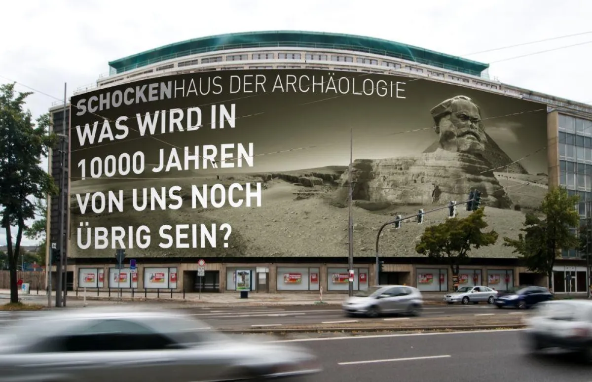 Erstes Verhüllungsmotiv mit Werk der Künstlerin Andrea Taha