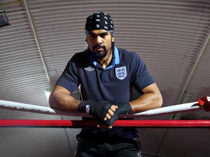 Boxer David Haye launcht neues England Away Trikot gegen Klitschko Bild: Boxer David Haye launcht neues England Away Trikot gegen Klitschko