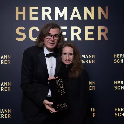 In 240 Sekunden mitten ins Herz: Dominique Giger fesselt das Publikum am Internationalen Speaker Slam Bild: In 240 Sekunden mitten ins Herz: Dominique Giger fesselt das Publikum am Internationalen Speaker Slam