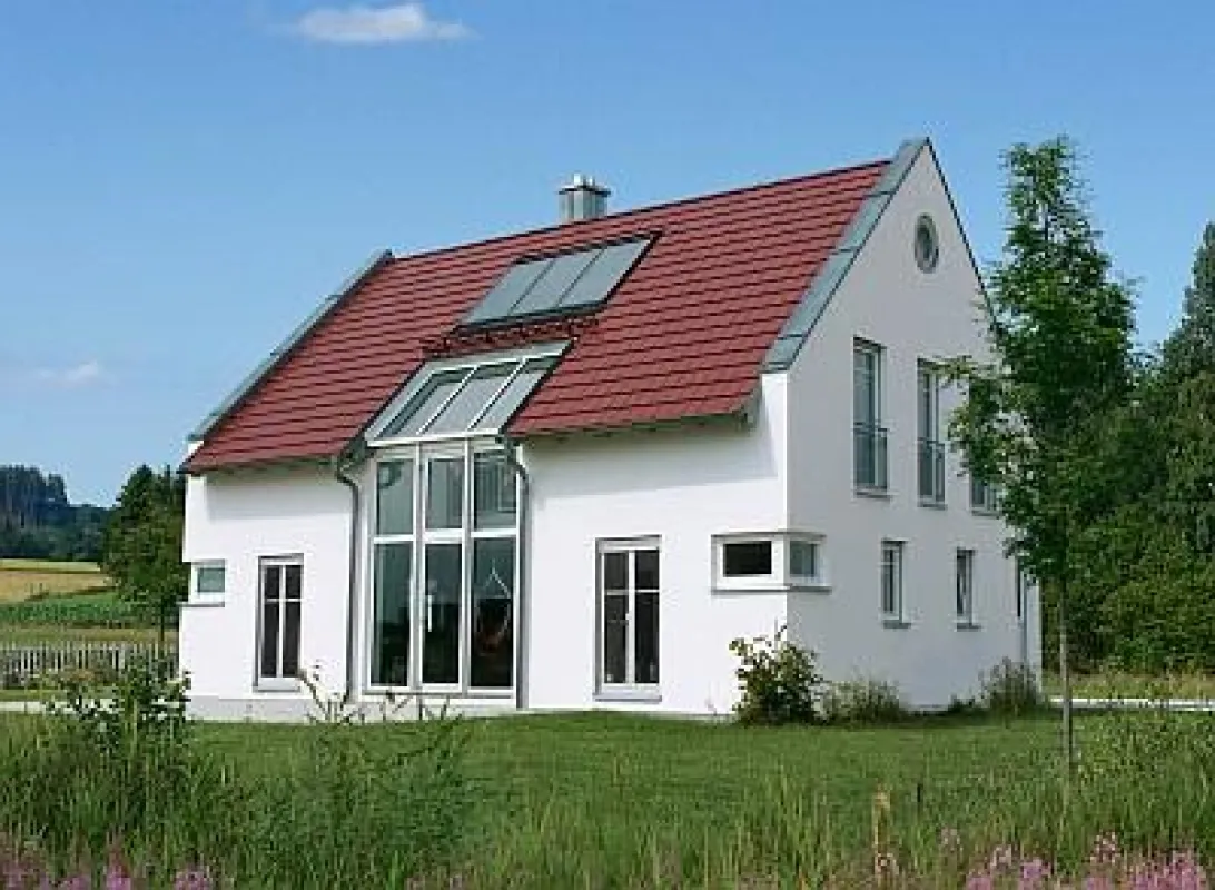 Moderne Akzente setzt das Waldberg-Haus Vario Cabrio mit einer Wintergarten-ähnlichen Verglasung, die sich bis in den Dachbereich hineinzieht und zudem viel Platz für eine Familie mit Kindern bietet.