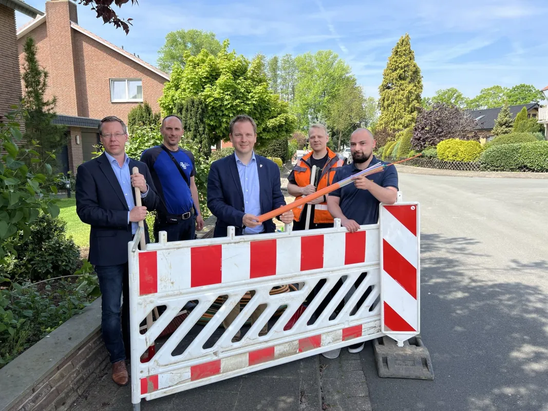 v.l. Fachbereichsleiter Dirk Niggemann, Beeim Jusarovic von der Firma H-J Tief- und Rohrleitungsbau, (© epcan GmbH)