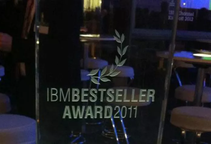 Bild: Erneute Auszeichnung mit dem „IBM Bestseller Award“ – IBM kürt dualutions zum besten Partner im Westen