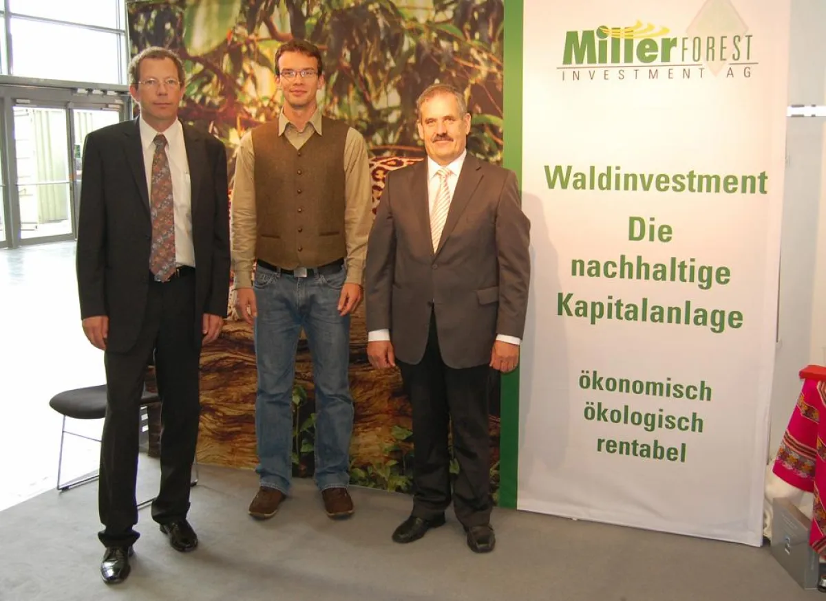 Miller Forest Investment auf der IAM: Vertriebsleiter Markward Kerstiens, Förster Jonas Hönnebeck und Firmengründer Josef Miller freuen sich über einen erfolgreichen Messeauftritt (v. li nach re.)