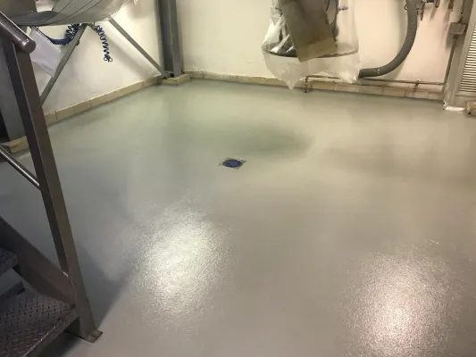 Bild: Antistatischer Industrieboden mit zusätzlich rutschfesten Eigenschaften durch Chesterton-Systeme