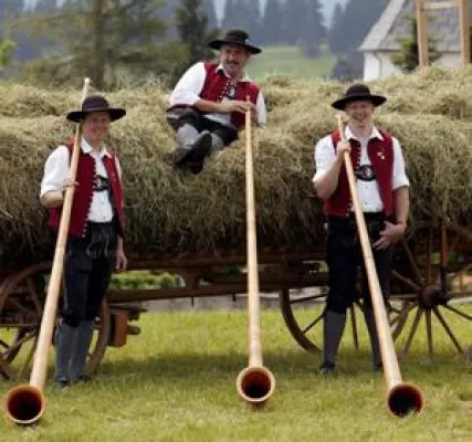 Bild: „Musikschmankerl“ in Oy-Mittelberg: Weckruf der Alphörner, Stubnmusi und Allgäuer Folk-Rock