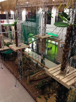 Bild: Hoch hinaus in den Spandau Arcaden und dabei Gutes tun: Hochseilklettergarten mitten im Shoppingcenter