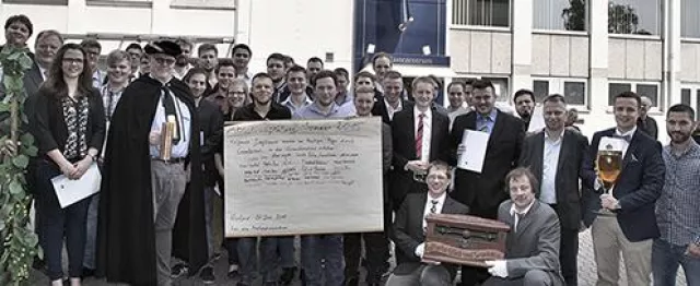 Bild: Feierliche Lossprechung der Brauer und Mälzer in Herford: Ein Prost auf die frischgebackenen Junggesellen