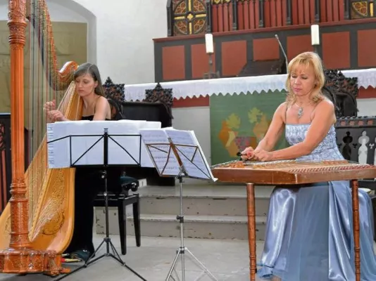 Irina Shilina und Magdalena Walesch im Sommertheater Detmold Bild: Irina Shilina und Magdalena Walesch im Sommertheater Detmold