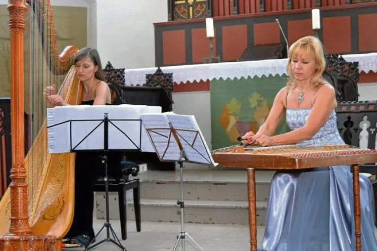 Bild: Irina Shilina und Magdalena Walesch im Sommertheater Detmold