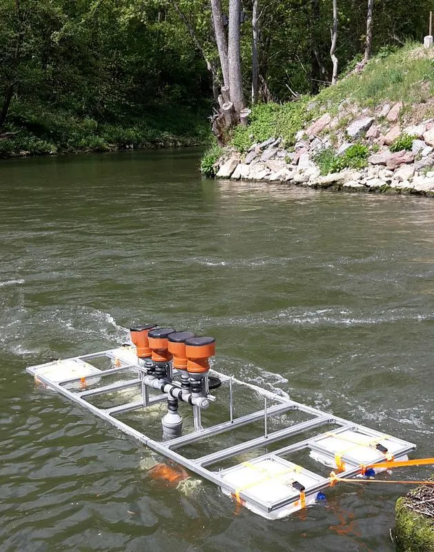 Feldversuch mit DEGREEN-Generatoren in einem Fließgewässer. Die Anregung der Silikonmembranen erfolgt über den Unterdruck in den wasserdurchströmten Venturi-Rohren unter dem Floß. (© Fraunhofer ISC)