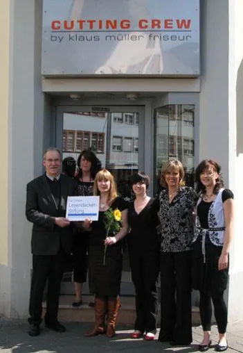 Friseure der Cutting Crew aus Trier unterstützen die Carl-Theodor Leyendecker-Stiftung und spenden 1.000 Euro Bild: Friseure der Cutting Crew aus Trier unterstützen die Carl-Theodor Leyendecker-Stiftung und spenden 1.000 Euro