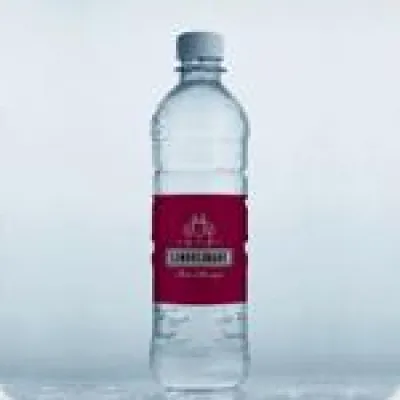 „Limousinade“ - Premium-Mineralwasser für Fahrgäste gelauncht limousina.de Bild: „Limousinade“ - Premium-Mineralwasser für Fahrgäste gelauncht limousina.de
