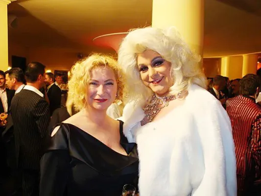 Bild: Kabarettistin Gabi Decker lud zur Charity-Gala und Sable C. -Travestie, Berlin- folgte gern ihrer Einladung