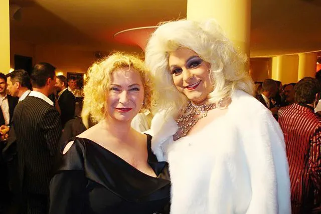 Bild: Kabarettistin Gabi Decker lud zur Charity-Gala und Sable C. -Travestie, Berlin- folgte gern ihrer Einladung