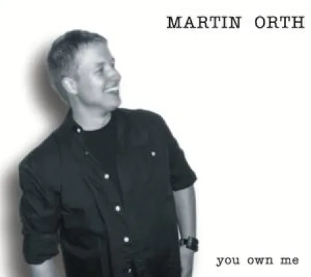 Bild: Martin Orth präsentiert „You own me“. Die erste Single-CD des Multitalentes.