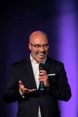 Bild: Doppelter Weltrekord und Gewinner des Excellence Awards beim 10. internationalen Speaker Slam