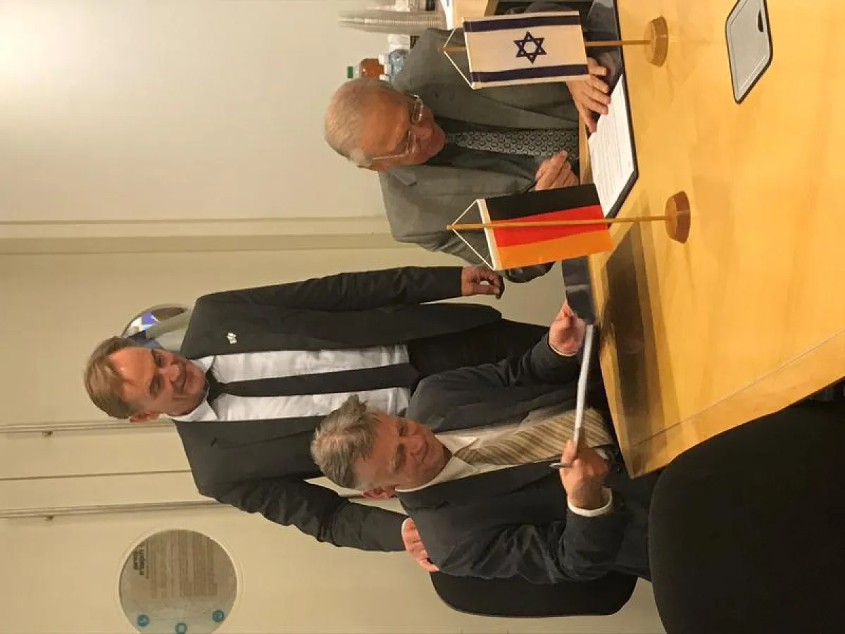 Unterzeichnung des Kooperationsvertrages in herzliya mit Leipzigs Bürgermeistern Burkhard Jung (stehend), Frank Hoffmann, HHL International Relations, and Uriel Reichman, Gründer des IDC (re) ()