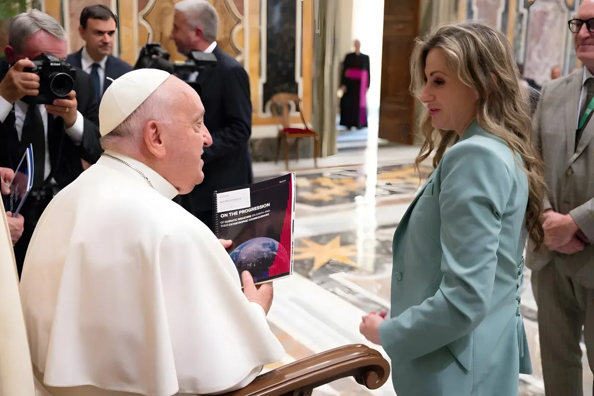 ALLATRA-Präsidentin sprach mit Papst Franziskus über den Klimawandel (© Vatican Media)