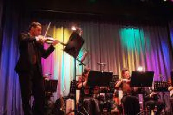 Bild: Eine Ballveranstaltung, die sich abhebt? Die richtige Musik macht's!