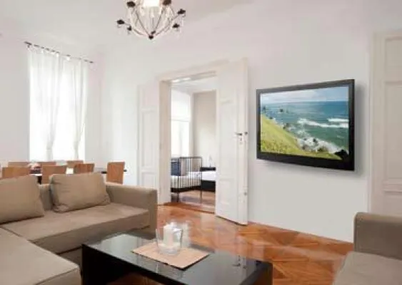 Bild: Elektrische TV-Halterung für die neuen ultradünnen LCD und LED Bildschirme